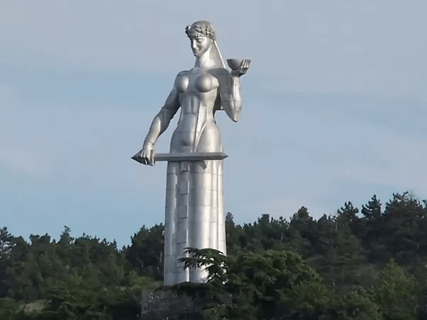 تمثال علي ونينو